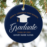 Ornamento De Cerâmica Marinho Azul Graduação Formando Personalizado Nata<br><div class="desc">Este presente de Enfeites de natal de graduação de mais velho azul e ouro personalizado apresenta uma elegante tipografia branca sob um segundo grau ou nome de faculdade para a classe de 2025. Personalize com o seu ano de graduação sob a adorável caligrafia para um excelente presente de formando personalizado....</div>