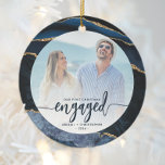 Ornamento De Cerâmica Marinho de Fotografia Envolvido no Natal - Agate D<br><div class="desc">Comemore o seu noivado com este belo ornamento moderno do keepsasaame. O texto azul marinho lê "Nosso primeiro Natal engajado", com a palavra "engajado" em escrita ousada com florescimento antes e depois. Substitua a imagem de exemplo por sua foto favorita e adicione seus nomes e o ano. A foto é...</div>