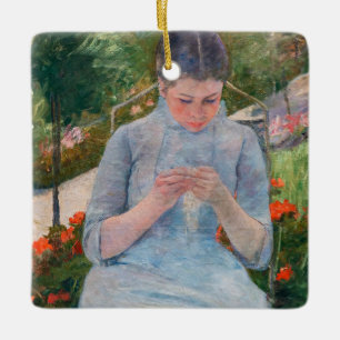 Ornamento De Cerâmica Mary Cassatt - Menina costurando em um Jardim