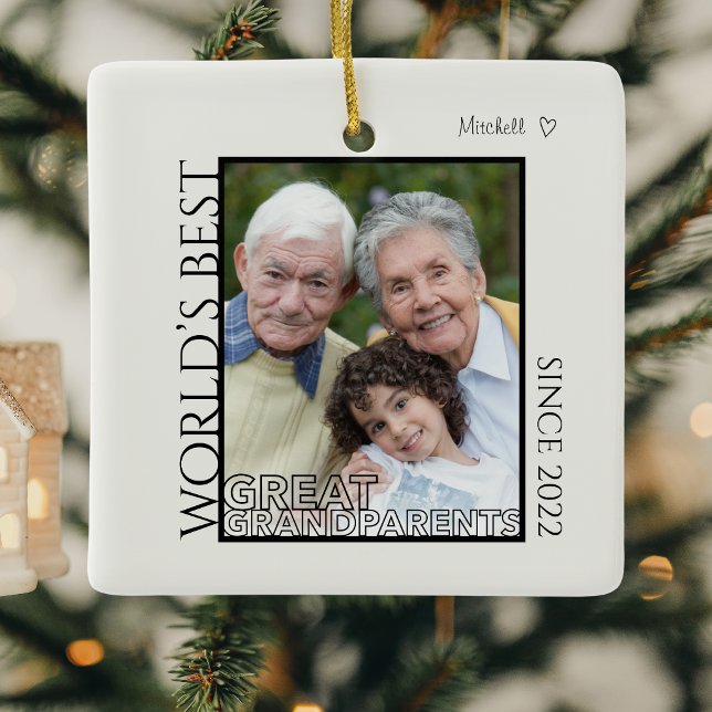 Ornamento De Cerâmica Melhor Presente de Natal em Foto para Bisavós (Elegant modern minimalist world's best great grandparents holiday christmas ornament with photo name)
