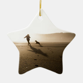 Ornamento De Cerâmica Melhores amigos menina e cão na praia