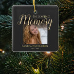 Ornamento De Cerâmica Memorial de Fotografias Personalizado<br><div class="desc">Os enfeites funerários de árvore de natal memorial de amor farão o tributo perfeito ao seu amor. Apresentando o ditado "na memória amorosa" uma foto, seu nome e datas de nascimento/morte, sobre um fundo negro. Os estilos de fonte, o tamanho e a cor podem ser alterados clicando no link personalizar...</div>
