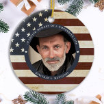 Ornamento De Cerâmica Memorial Vintage American Flag Personalizado Foto<br><div class="desc">Honre o seu amado com um ornamento patriótico personalizado de fotografia. Este monumento memorial militar único é o presente perfeito para si próprio, para a família ou para os amigos, para prestar homenagem a um veterano militar, soldado militar, exército, fuzileiros navais ou soldado caído. Este ornamento patriótico memorial apresenta uma...</div>