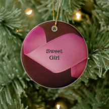 Menina, primeira fita rosa de Natal girando