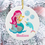 Ornamento De Cerâmica Menina Sereia Menina Cute Beach Narwhale Kids<br><div class="desc">Personalize este belo Enfeites de natal de sereias rosa,  acrescentando o nome do seu filho. Design de uma sereia com bonito entrelaçamento de oceano submarino e bolhas de mar. Bonito presente para uma praia ou piscina no verão.</div>