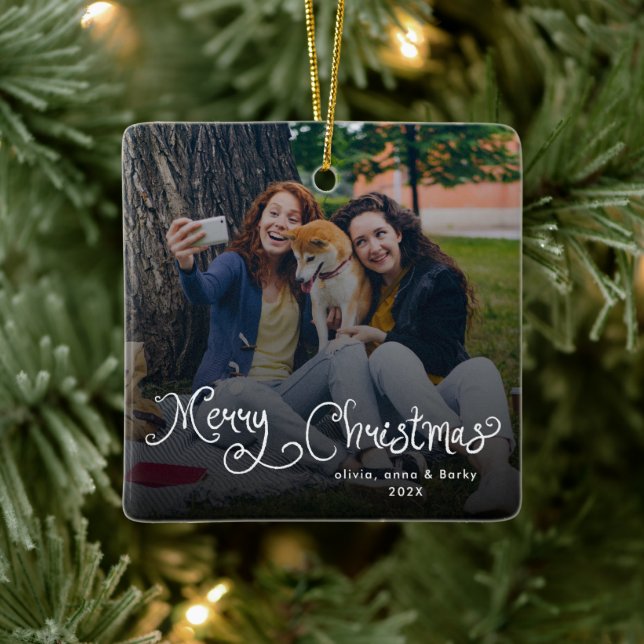 Ornamento De Cerâmica Merry Christmas Whimsical Script Family Photo Dog (Árvore)