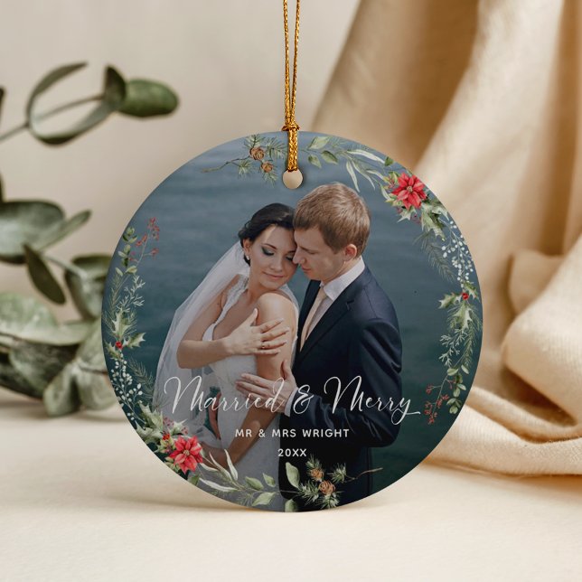 Ornamento De Cerâmica Merry & Married Elegant Script Wedding Photo (Criador carregado)