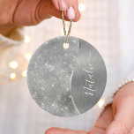 Ornamento De Cerâmica Metálico Personalizado Da Glitter De Prata Glam<br><div class="desc">Personalize facilmente este metal escovado prateado e um ornamento padrão de brilho falso glamouroso com seu próprio nome personalizado.</div>