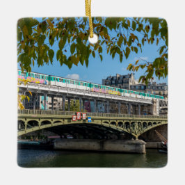 Ornamento De Cerâmica Metro na ponte Bir-Hakeim - Paris, França