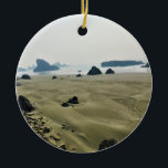 Ornamento De Cerâmica Meyers Beach North, Gold Beach, Oregon<br><div class="desc">A Trilha de Acesso Meyers Beach North é um caminho muito curto e fácil para a costa norte de Meyers Beach, ao sul de Gold Beach, Oregon. Se você continuar para o sul em Meyers Beach, você alcançará a foz do Rio Pistol, mas as principais atrações são as pilhas de...</div>