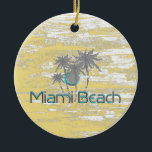 Ornamento De Cerâmica Miami-Beach, Flórida, Palmas, Grunge Legal<br><div class="desc">Esta ilustração "Miami Beach,  Flórida Palms on yellow grunge background" parece legal em T-shirts,  capas de iphone e mais produtos. Design por Inge Lewis. presente ou lembrança de excelente para quem ama South Beach. Localizar mais itens correspondentes na loja ingeinc.com</div>