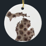 Ornamento De Cerâmica Michigan Petoskey Stone, Excelente Lagos mitten<br><div class="desc">Mostre que você está amassado com a luva com este design de pedras de Petoskey. Celebre os Lagos Excelentes!</div>