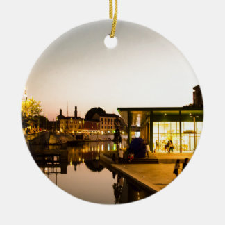 Ornamento De Cerâmica Milão que negligencia o canal