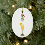 Ornamento De Cerâmica Mimosas e Mistletoe Natal<br><div class="desc">Mistletoe amarrado com uma fita vermelha pende sobre um copo mimosa para comemorar uma ocasião especial nesses Enfeites de natal. Excelente para um almoço de Natal ou chá de panela de férias,  ou uma festa de mimosas e senhoras! Disponível com produtos correspondentes.</div>