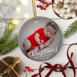 Ornamento De Cerâmica Minha primeira Feliz, pequena foto do bebê recém-n<br><div class="desc">Simples bebê adorável no primeiro enfeite de Natal. Fácil de personalizar com seus detalhes. Entre em contato comigo via chat se tiver perguntas sobre o trabalho de arte ou precisar de personalização. NOTA: para obter assistência sobre pedidos, envio, informações sobre produtos, etc., entre em contato diretamente com o Atendimento ao...</div>