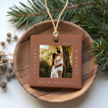 Ornamento De Cerâmica Mínimo de Noivado de Fotografias Ligado e Feliz 2<br><div class="desc">Simples e moderno desenho de fotos para comemorar seu primeiro Natal engajado. O design apresenta um simples design mínimo com um design de fotos quadrado para exibir sua foto especial do noivado. "Engaged & Feliz", ano e nome do casal exibidos em um simples design moderno ao redor da foto. Dois...</div>