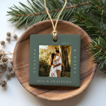 Ornamento De Cerâmica Mínimo de Noivado de Fotografias Ligado e Feliz 2<br><div class="desc">Simples e moderno desenho de fotos para comemorar seu primeiro Natal engajado. O design apresenta um simples design mínimo com um design de fotos quadrado para exibir sua foto especial do noivado. "Engaged & Feliz", ano e nome do casal exibidos em um simples design moderno ao redor da foto. Dois...</div>