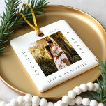 Ornamento De Cerâmica Mínimo de Noivado de Fotografias Ligado e Feliz 2<br><div class="desc">Simples e moderno desenho de fotos para comemorar seu primeiro Natal engajado. O design apresenta um simples design mínimo com um design de fotos quadrado para exibir sua foto especial do noivado. "Engaged & Feliz", ano e nome do casal exibidos em um simples design moderno ao redor da foto. Dois...</div>