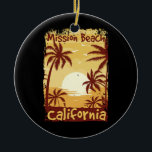 Ornamento De Cerâmica Mission Beach California<br><div class="desc">Ideal para qualquer surfista,  surfista,  guarda-costas,  surfista,  viajantes e caçadores que ama a Mission Beach California</div>