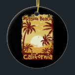 Ornamento De Cerâmica Mission Beach California<br><div class="desc">Ideal para qualquer surfista,  surfista,  guarda-costas,  surfista,  viajantes e caçadores que ama a Mission Beach California</div>