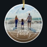 Ornamento De Cerâmica Modelo de Foto Personalizada Nossa Família Texto<br><div class="desc">Presente de enfeite fofo para qualquer ocasião, apresentando texto da Família escrito em uma fonte tipográfica elegante e sofisticada. Com opção de personalizar ou personalizar com foto de sua escolha. Com opção de personalizar ou personalizar com foto de sua escolha. Lembrança única, presente de aniversário, aniversário de casamento, Dia das...</div>
