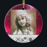 Ornamento De Cerâmica MODELO DE FOTOGRAFIA DO MAGIC SWIRLS, Ruby Rosa Ve<br><div class="desc">Rodovalho branco e preto elegante com uma Gemstone 3d brilhante</div>