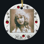 Ornamento De Cerâmica MODELO DE FOTOGRAFIA DO MAGIC SWIRLS, Ruby Vermelh<br><div class="desc">Rodovalho branco e preto elegante com uma Gemstone 3d brilhante</div>