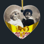 ORNAMENTO DE CERÂMICA MODELO DE FOTOGRAFIA ELEGANTE DE BORRACHA BRANCA V<br><div class="desc">Monograma elegante com flores brancas vermelhas damask e arcos dourados amarelos para Natal Feriado,  Dia de os namorados,  aniversário,  casamento,  salvar a data,  noivado romântico,  chás de panela.Facilmente personalizável com sua foto e iniciais.</div>