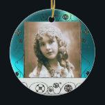 Ornamento De Cerâmica MODELO DE FOTOGRAFIA MÁGICO, Amarro Azul<br><div class="desc">Rodovalho branco e preto elegante com uma Gemstone 3d brilhante</div>