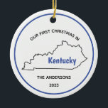 Ornamento De Cerâmica Modern Our 1rua Christmas em Kentucky<br><div class="desc">O mapa do estado do Kentucky com KENTUCKY em letras azuis em negrito dentro. Você pode personalizar com seu nome de família e o ano no fundo.</div>