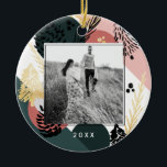 Ornamento De Cerâmica Moderno Artístico | Foto Mínima de Cone de Pine Ve<br><div class="desc">Celebre a época mágica e festiva de feriado com nossos ornamentos de fotos de feriado personalizados. Nosso design de Natal moderno e artístico apresenta um abstrato com impressão ousado com agulhas de pinheiro festivas, pinecones e árvores verdes em um estilo de tinta preta ousada. Amostras de abstrato de formas coloridas...</div>