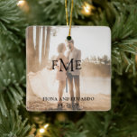 Ornamento De Cerâmica Moderno de Fotografia do Monograma Mínimo Negrito<br><div class="desc">Enfeites de natal contemporâneo e moderno com um simples e mínimo de designs com seu monograma inicial junto com seus nomes em letras negrito sobre sua foto favorita de casamento. Todos os elementos de design são pretos e podem ser alterados na ferramenta de edição de design. Este ornamento faz um...</div>