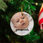 Ornamento De Cerâmica Moderno Nosso Primeiro Natal como avós<br><div class="desc">Uma tipografia de tendências e um design moderno para este presente de ornamento fotográfico. Para personalizar com sua foto favorita de bebê. Você também pode mudar facilmente a cor da fonte para seu gosto. Perfeito para celebrar seu Primeiro Natal como novos avós.</div>