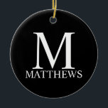 Ornamento De Cerâmica Monograma e Nome Personalizados Pretos<br><div class="desc">Monograma personalizado e Giftfeatures de nome personalizados monograma e nome em estilo de fonte de serif clássica branca em fundo preto.

Perfeito para feriado,  reagrupamento familiar e quaisquer ocasiões especiais.</div>