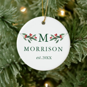 Ornamento De Cerâmica Monograma Holly Berries Foto verde de volta