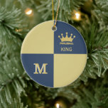 Ornamento De Cerâmica Monograma inicial de Cara King<br><div class="desc">Ele será um vencedor com este Enfeites de natal especial de ouro e azul — realmente o torna rei do tribunal — Azul e Dourado, com uma coroa, é claro, e um Monograma 3D de 2 tons. Também daria um presente maravilhoso para o entusiasmo da bola de picles. Qualquer pergunta...</div>
