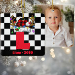 Ornamento De Cerâmica Monograma personalizado com o Natal da família Nam<br><div class="desc">Adicione um toque de elegância personalizada ao seu decoro de férias com o Monograma Personalizado com o Ornamento Cerâmico de Natal Vermelho e Negro. Este ornamento maravilhosamente desenhado apresenta um alfabeto monográfico clássico, fazer-o como um eterno adicional às suas decorações festivas. O rico esquema de cores vermelho e preto, aliado...</div>