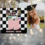 Ornamento De Cerâmica Monograma personalizado com o Natal da família Nam<br><div class="desc">Adicione um toque de charme personalizado ao seu decoro de férias com o Monograma Personalizado com o Ornamento Cerâmico de Natal Rosa da Família Name. Este adorno elegante apresenta um design de vintage testado em uma matiz rosa suave, perfeito para capturar o calor e a alegria da estação. Adorado com...</div>