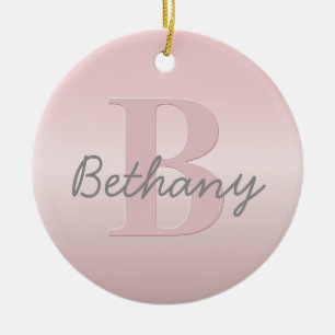 Ornamento De Cerâmica Monograma Rosa Personalizável e Script de Nome