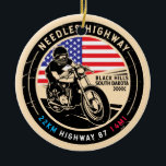 Ornamento De Cerâmica Motocicleta Agulha Highway South Dakota<br><div class="desc">Rodovia Agulha feita em um emblema antigo e em estilo angustiado. É um famoso impulso cênico encontrado na Dakota do Sul e fora do Peter Norbeck Scenic Byway.</div>