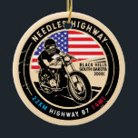Ornamento De Cerâmica Motocicleta Agulha Highway South Dakota<br><div class="desc">Rodovia Agulha feita em um emblema antigo e em estilo angustiado. É um famoso impulso cênico encontrado na Dakota do Sul e fora do Peter Norbeck Scenic Byway.</div>