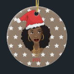 Ornamento De Cerâmica Mulher Negra, Chapéu Santa, Padrão de Estrelas Bra<br><div class="desc">Celebre a época de férias com esta beleza natural e o seu chapéu festivo de Papai Noel sobre o seu cheio,  fabuloso para. A Beleza Natural tem colares pretos,  encaracolados,  em camadas,  e aros de ouro sobre fundo castanho com estrelas brancas.</div>