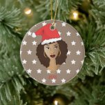 Ornamento De Cerâmica Mulher Negra, Chapéu Santa, Padrão de Estrelas Bra<br><div class="desc">Celebre a época de férias com esta beleza natural e o seu chapéu festivo de Papai Noel sobre o seu cheio,  fabuloso para. A Beleza Natural tem colares pretos,  encaracolados,  em camadas,  e aros de ouro sobre fundo castanho com estrelas brancas.</div>
