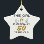 Ornamento De Cerâmica Mulheres Que Garotas Oficialmente 50 Anos 50 Anos<br><div class="desc">Mulheres Que Esta Garota Tem Oficialmente 50 Anos De Idade,  50º Presente De Aniversário. Presente de aniversário para uma mãe ou esposa de 50 anos para vestir à sua 50ª festa de aniversário</div>