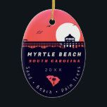 Ornamento De Cerâmica Myrtle Beach Pier SC Retro Sunset Souvenirs 60s<br><div class="desc">Myrtle Beach retro design de praia para férias. Ilha de Myrtle Beach, Carolina do Sul, em Vintage souvenir para viagem para a ilha da Carolina do Sul. Myrtle Beach trabalho de arte para férias da Carolina do Sul e mochilas. Myrtle Beach retro souvenir. Design para mochilas e viagem para a...</div>