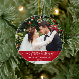 Ornamento De Cerâmica Na moda Script Nosso Primeiro Natal Vermelho