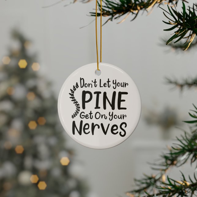 Ornamento De Cerâmica Não deixe sua coluna entrar em nervos quiroprático (Funny Chiropractor Christmas Holidays Tree Ornament)