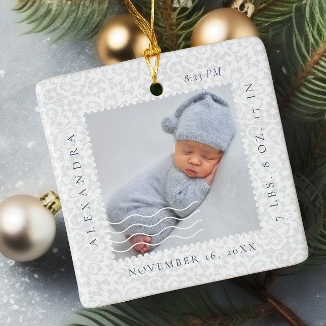 Ornamento De Cerâmica Nascimento do Quadro de Fotos do Cartaz de Lace Br (Baby Name & Birth Stats Footprint & Photo Wreath Cube Ornament)