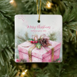 Ornamento De Cerâmica Natais vintages cor-de-rosa elegantes<br><div class="desc">Este ornamento de natais vintages apresenta uma nostálgica pintura aquosa de uma embalagem cor-de-rosa lindamente embrulhada com fitas douradas antiquadas, groselhas sagradas cor-de-rosa e vermelha, sotaques de abeto verde sazonais e cones de pinheiro. É uma elegante imagem nostálgica e romântica de um lindo presente de Yuletide para um ente querido....</div>