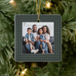 Ornamento De Cerâmica Natal clássico do Houndstooth com uma foto<br><div class="desc">Um padrão clássico de som verde escuro enquadra uma foto quadrada de solteiro neste simples design personalizado de Enfeites de natal. Uma forma excelente de comemorar uma foto ou evento familiar favorito para o ano, este ornamento faz um presente perfeito para pais, avós e muito mais. A parte de trás...</div>